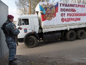 Колонна с очередным гуманитарным конвоем пересекла границу Украины фото