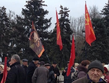 В Запорожье митингуют возле памятника Ленину фото