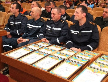 Мелитопольских спасателей наградили за ликвидацию последствий взрыва на Февральской фото
