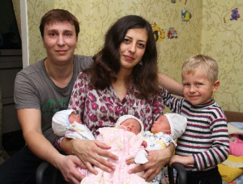 В Мелитополе полку крошек-красоток прибыло: у семьи Пчелкиных родилась тройня фото