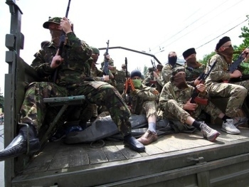 Украинских бойцов обстреляли из тяжелых орудий фото