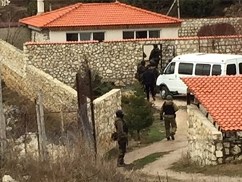 Крымская полиция проводит обыск в доме арестованного замглавы Меджлиса фото
