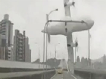 Авиакатастрофа в Тайване: 8 человек погибло(видео падения) фото