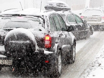 Из-за снегопада в Австрии столкнулось более 50 автомобилей фото