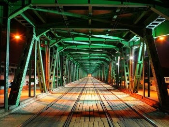 В центре Варшавы горит мост фото