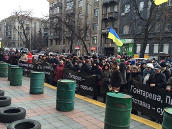 Финансовый Майдан: пикетчики принесли к НБУ шины и бочки фото