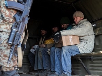 Около 300 украинских военных находятся в плену, часть из них - на территории Росии фото