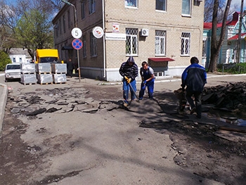Въезд в горбольницу выкладывают плиткой фото