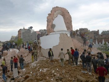 В Непале растет количество жертв землетрясения фото