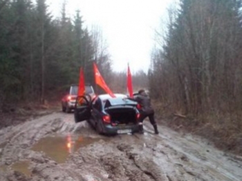 В России автопробег ко Дню Победы увяз в грязи  фото