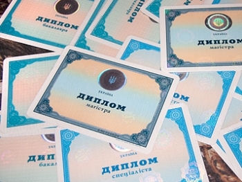 В Украине планируют отменить пластиковые дипломы фото