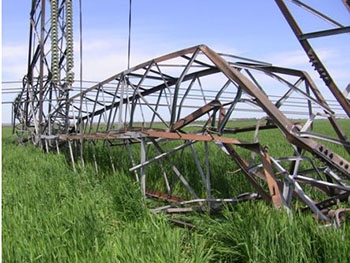 На воров свалилась электроопора, которую они хотели разобрать на металлолом фото