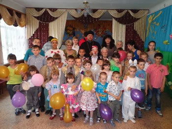 В центре социально-психологической реабилитации детей пели, танцевали, принимали поздравления фото