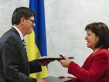 Украина получила 1 млрд долл. от продажи облигаций под гарантии США фото
