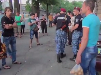 В Одессе едва не линчевали виновника аварии, сбившего пешехода на тротуаре  фото