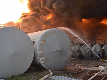 Владельцы горящей под Киевом нефтебазы сбежали в Россию фото