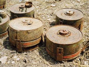 В Донецкой области пограничники нашли под поездом две мины фото