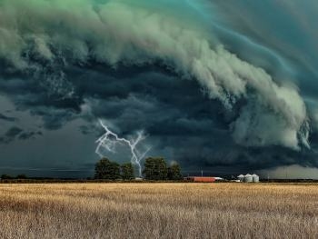 Из-за непогоды в 5 областях Украины обесточено 77 населенных пунктов фото