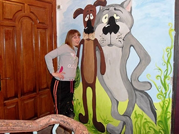 Запорожская художница разрисовала подъезд сюжетами из любимых мультфильмов фото