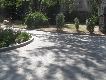 Во дворах трех мелитопольских многоэтажек появилась плитка фото