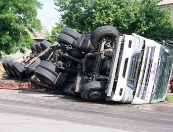 ЧП. В Мелитопольском районе перевернулся DAF. Пострадали 40 тыс. банок  фото