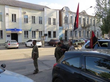 Мелитопольский Правый сектор продолжает пикетировать горотдел милиции фото