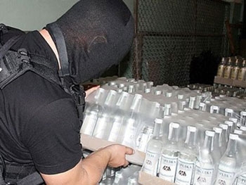 В Мелитополе и Кирилловке массово торгуют сомнительным алкоголем фото