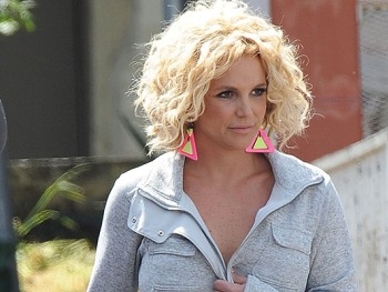 Бритни Спирс сделала стойку на голове фото