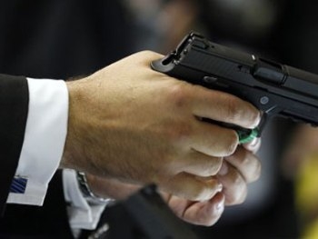 В Киеве неизвестный совершил вооруженное ограбление заправки фото