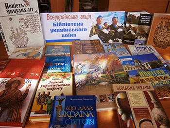 Сотни книг от мелитопольцев теперь читают военнослужащие в Обильном фото