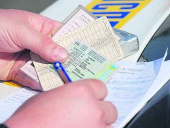 ГАИшники взвинтили цены на водительские удостоверения фото