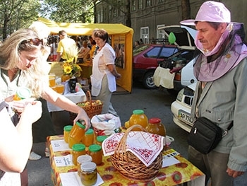 Запастись медом и освятить дары природы можно на ярмарке Спас в Медовом городе фото