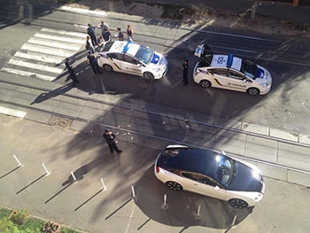 В Киеве пьяный водитель Bentley бросался в полицейских долларами фото