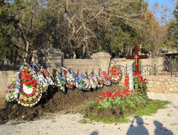 Как сейчас выглядит могила Януковича-младшего в Крыму  фото