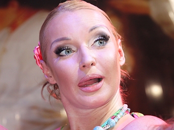 Анастасия Волочкова ногой разбила люстру в ресторане  фото