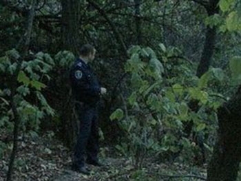 В центре Киева мужчина повесился на дереве после ссоры с женой фото