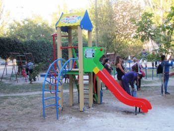 В одном из дворов перед выборами Мелитополе появилась современная детская площадка фото