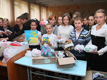 Мелитопольские школьники собрали лекарства для солдат на передовой фото