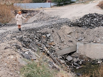 В Мелитополе снятый с благоустроенной дамбы асфальт сбрасывают в Кизиярскую балку? фото