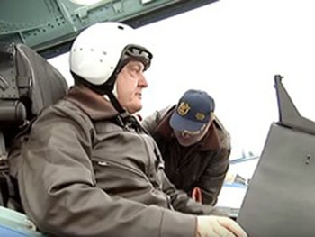 Как Порошенко в Запорожье на истребителе летал (Видео) фото