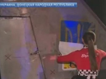 В Горловке украсили ночной клуб сбитым украинским самолетом фото