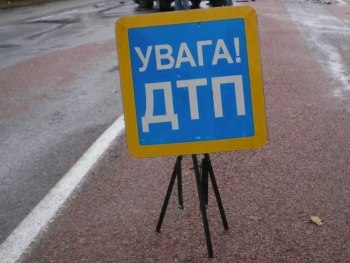 На Дзержинского Мерседес налетел на бордюрный камень. Пассажирка авто в больнице фото