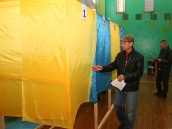 В Запорожье попалась женщина, отмечавшая проголосовавших избирателей фото