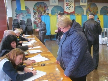 В избирательные кабинки заходят семьями фото