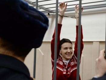 Судья Савченко запретил французскому дипломату рисовать фото