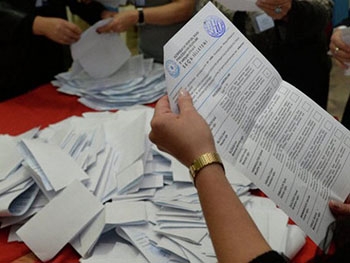 Мелитопольская районная комиссия приняла половину протоколов с участков фото