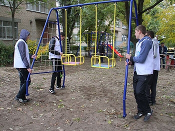 В Мелитопольском центре социально-психологической реабилитации - новая игровая площадка фото