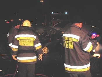 Пострадавших в ДТП акимовские спасатели вырезали с помощью специнструмента фото