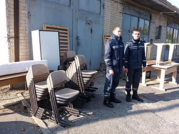 Мелитопольские спасатели получили мебель в качестве гуманитарной помощи фото