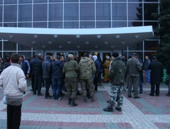 Неизвестные командиры распустили блокировавших сессию горсовета активистов по домам до завтра фото